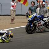 2008: Valentino Rossi küsst nach seinem Sieg die Corckscrew in Laguna Seca