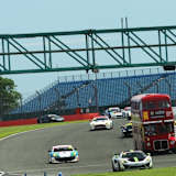 Bus und Rennwagen gemeinsam auf der Strecke: Das gab es in diesem Sommer auch schon bei der britischen GT in Silverstone