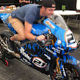 Cameron Donald sitzt schon mal Probe auf der Suter MMX 500