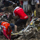 Track Marshalls, Helfer und Betreuer versuchen während des Rennens, steckengebliebene Bikes zu bergen