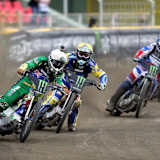 Darcy Ward (vorne) nahm extrem viel Speed in die Kurven mit