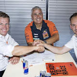 KTM-Motorsport-Direktor Pit Beirer mit Claudio de Carli und dem KTM Offroad Vizepräsidenten, Robert Jonas