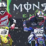 Romain Febvre (rechts) vor dem Start in Thailand neben Pole-Setter Ben Townley