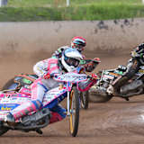 Adrian Gala vor Dimitri Bergé und Kevin Wölbert