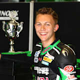 Jonas Geitner holt einen Pokal in Zolder