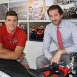 Claudio Corti (li) holte sich seinen neuen Vertrag beim MV Agusta-Boss persönlich ab