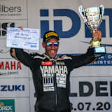 Michael Götz mit Scheck und Pokal