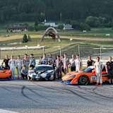 Gruppenbild vor imposanter Kulisse: Die McLaren 570S GT4 von Dörr Motorsport und dem Team GT