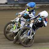 Jarek Hampel (weiß) meldete sich mit seinem Sieg international zurück