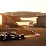 Ein Ligier JS P3 von United Autosports vor der mächtigen Haupttribüne von Shanghai
