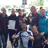 Sarah Heide mit Pokal und Teamchef Jörg Teuchert (vorne links)