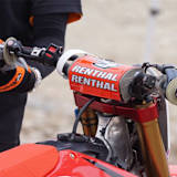 Naritas Honda mit Elektrostarter und weiteren Schaltelementen am Lenker, vermutlich eine Art 'Launch-Control-System