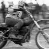 Heinz Hoppe fährt 1981 im Talkessel zum Mannschafts-Sieg. In das ČZ-Fahrgestell ist ein KTM-Motor eingebaut, der beim 'Pokal der Freundschaft' verwendet werden durfte