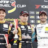 Die Podeststürmer (v. l.): Indy Dontje, Markus Pommer und Nabil Jeffri