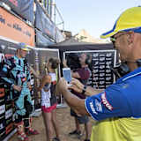 Stefan Everts hält das erste Podiumsinterview seines Schützlings Jasikonis fest