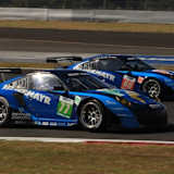 Zwei Porsche 911 aus der GTE-Klasse in den Farben von Felbermayr