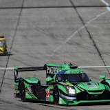 Auch der Nissan DPi muss mit den vielen Bodenwellen in Sebring zurecht kommen