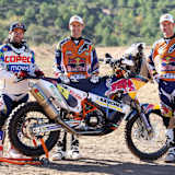 Gedämpfte Stimmung beim Team-Fotoshooting für die Dakar: Die KTM-Werksfahrer Chaleco Lopez, Ruben Faria und Marc Coma (v. li.) mussten ohne Kurt Caselli posieren