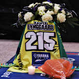 Im Fahrerlager der Westfalenhalle erinnern Blumen an Kasper Lynggaard