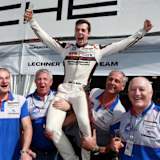 Sven Müller (Mitte) hat gerade viel zu feiern