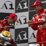 Österreich 2002: ​Bei der Siegerehrung überliess Michael Schumacher das höchste Treppchen Rubens Barrichello