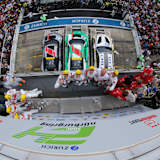 Jubel auf Podium beim 24h-Rennen am Nürburgring