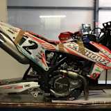 Die Sarholz-KTM von Max Nagl wird für den Transport nach Argentinien vorbereitet