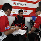 Takaaki Nakagami mit der Idemitsu-Crew