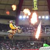 Jace Wayne Owen fliegt durchs Feuer