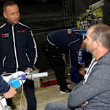 Leigh Adams (sitzend) im Gespräch mit Nicki Pedersen