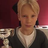 Patrik Pulkkinen mit dem Pokal für den «Rookie of the Year»