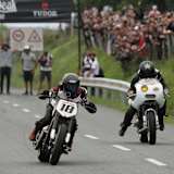 Schon nach dem Start schießt Poensgen in Führung Richtung Linkskurve