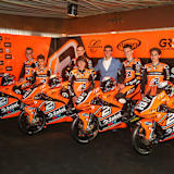 Alex Rins mit seinen sieben Nachwuchsfahrern