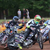 Erik Riss vor Kai Huckenbeck und Max Dilger