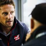 Formel-1-Star Romain Grosjean freut sich schon auf seinen neuen Dienstwagen E23, der ihm sehr viel besser gefällt als das 2014er-Auto E22