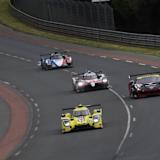 Der Toyota TS050 Hybrid kämpft sich in der Qualifikation zu den 24h von Le Mans durch den Verkehr