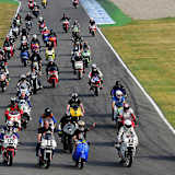 Peter Rubattos Tochter Jasmin mit der Nummer 11, sein Enkel Loris winkt auf dem blauen Roller