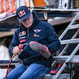 Leader Carlos Sainz als Schuhputzer