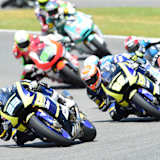 Marcel Schrötter vor seinem Tech3-Teamkollegen Ricky Cardus