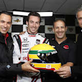 (v.l.) Helio Castroneves, Simon Pagenaud, Tony Kanaan und Gil de Ferran präsentieren Pagenauds speziellen Senna-Helm