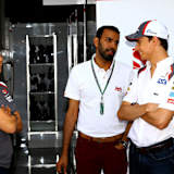 Simona De Silvestro in Barcelona im Gespräch mit Esteban Gutiérrez (rechts)