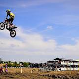 Shaun Simpson nimmt den gewaltigen Vierfachsprung in Lommel