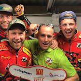 Teammanager Mario Trupkovic (Mitte) mit seinen siegreichen Jungs