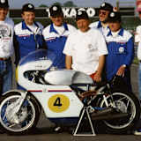 Bohumil Staša (weisses T-Shirt) mit seiner Vierzylinder-CZ 500