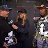 Malcolm Stewart bekommt von AMA-Supercross-Direktor Kevin Crowther die Trophäe des Ostküsten-Champions überreicht