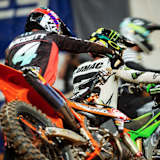 Eli Tomac räumte in Atlanta Blake Baggett mit einem unsauberen Manöver ab