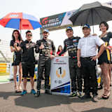 Alex Fontana (M.li.) ist neuer GT4-Meister in China