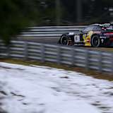 Das schwarze Asphaltband der Nordschleife war zwar freigeräumt, neben der Strecke gab es aber noch reichlich Überbleibsel des Winters.
