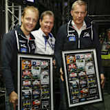 Zum Abschied Poster mit allen gemeinsamen Siegen – M-Sport-Teamchef Malcolm Wilson mit Mikko Hirvonen und Beifahrer Jarmo Lehtinen