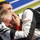 Seltener Anfall von Emotionen – Weltmeister Ott Tänak in den Armen von Beifahrer Martin Järveoja 